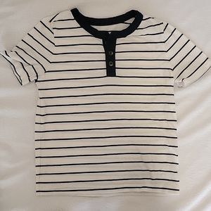 Navy striped Tshirt, with buttons.